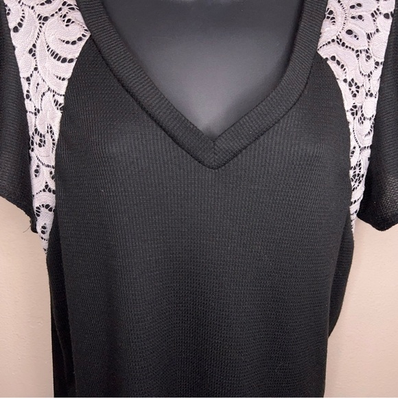 Medium Heimish Black Waffle Knit Top Short Sleeve White Lace Accent Vneck Stretc - Picture 11 of 13